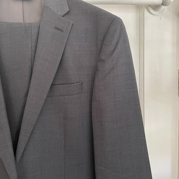 Jos.A. Bank Traveler Collection Slim Fit Suit | Grey | Size 40L /34W - Picture 3 of 9